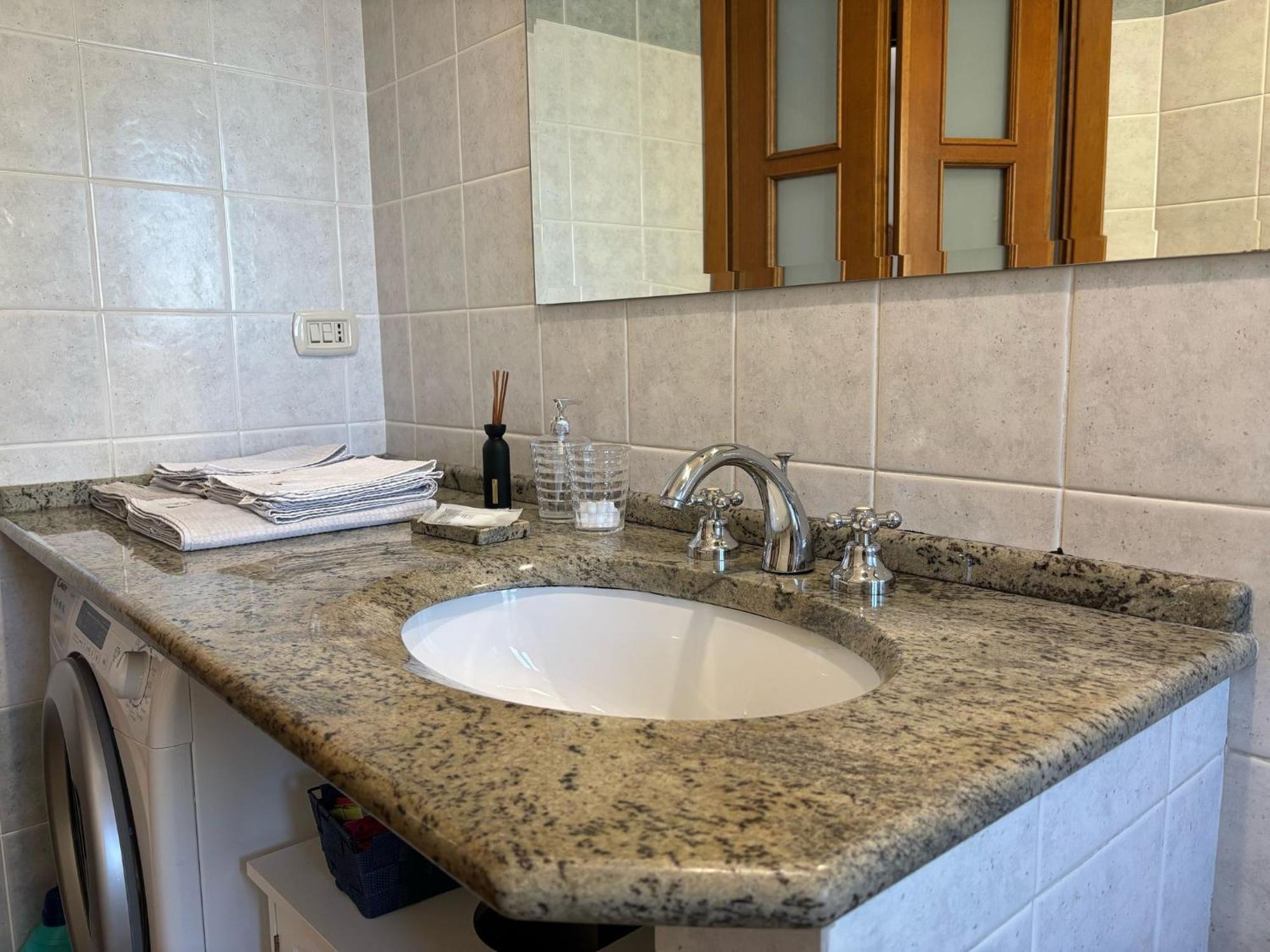 Bright Port View Apartment- Free Parking 卡利亚里 外观 照片